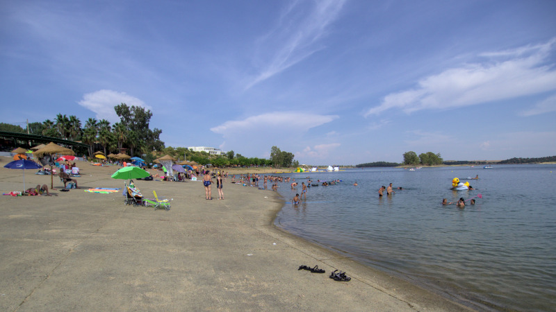 Playa de Orellana (playa de interior)